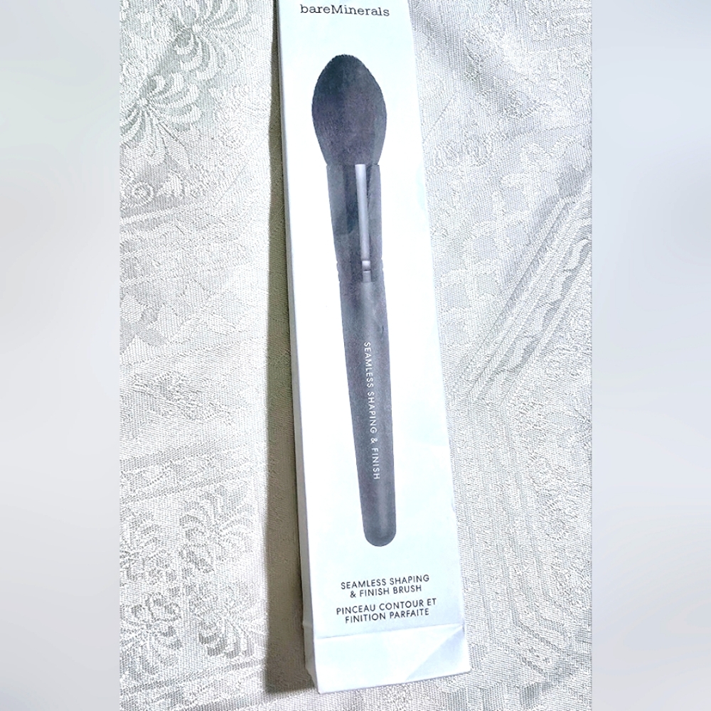 NEW! bareMinerals Seamless Shaping & Finish Brush